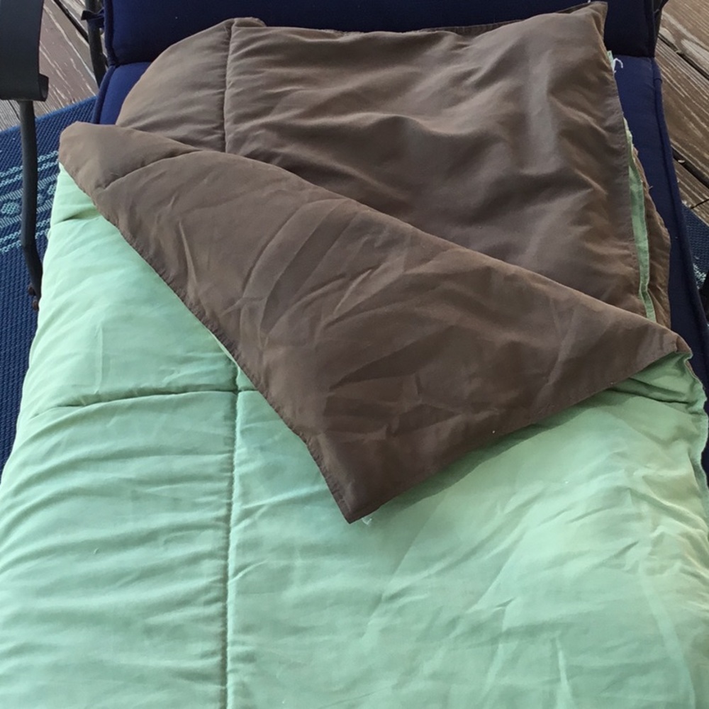 Reversible‎ green/brown twin comforter